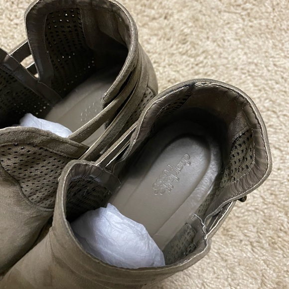 🚨SHOE SALE🚨 C.R. Suede Ankle Booties - Picture 2 of 8